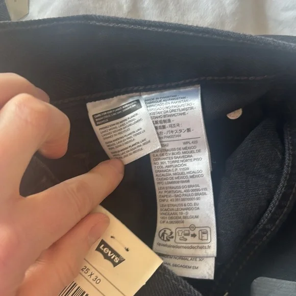 NWT Levi’s Baggy Dad Jeans, ripped black - Picture 6 of 6